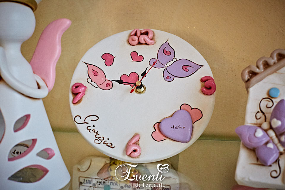 Orologio in terracotta con cuore e farfalle colorate - Ceramiche Artistiche Velier
