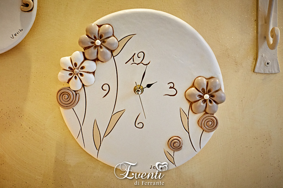 Orologio in terracotta decoro fiore intagliato - Ceramiche Artistiche Velier