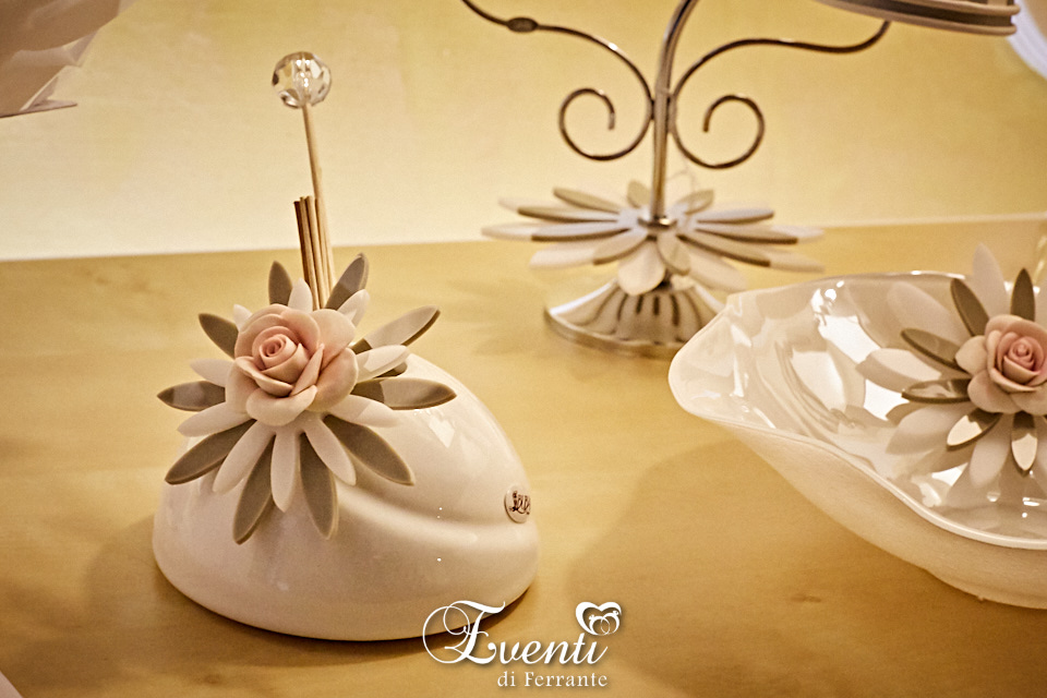 Profumatore in porcellana con fiore in cristallo acrilico e rosa in capodimonte - Buba Design