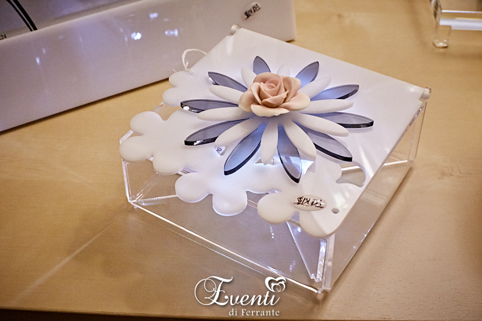 Scatola portagioie in cristallo acrilico con fiore in capodimonte - Buba Design