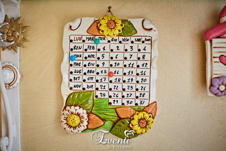 Calendario in terracotta decoro girasoli - Ceramiche Artistiche Velier