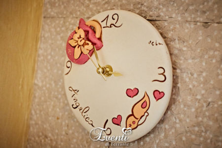 Orologio in terracotta con borsetta e farfalle colorate - Ceramiche Artistiche Velier