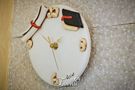 Orologio in terracotta con tocco e pergamena laurea - Ceramiche Artistiche Velier