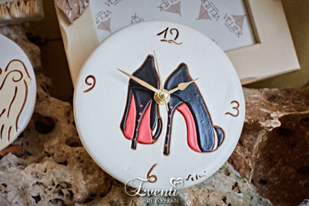 Orologio in terracotta decoro scarpe col tacco - Ceramiche Artistiche Velier